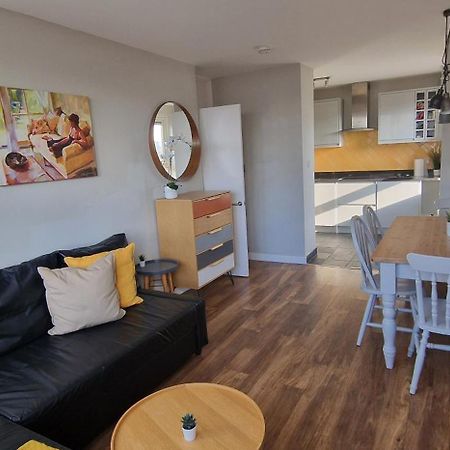 Beautiful 3-Bedroom Flat With Stunning Views ลอนดอน ภายนอก รูปภาพ